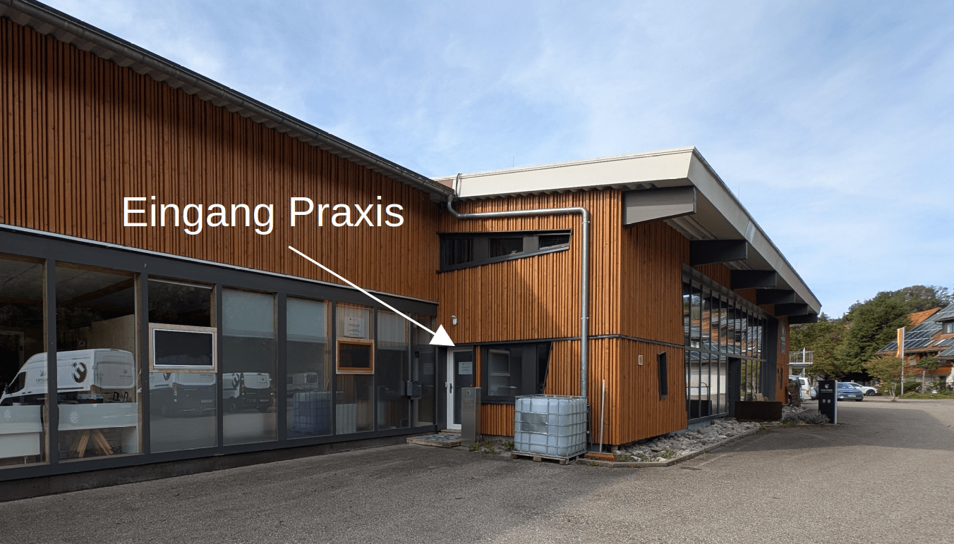 Praxisansicht von aussen, Hinweis auf Eingang